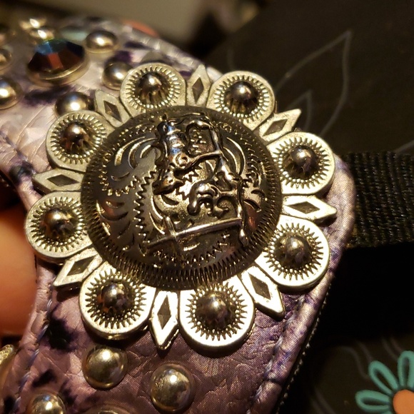 P & G Collection Jeweled Flip-flops w/man kneeling at the cross medallion size 8 - Picture 3 of 13